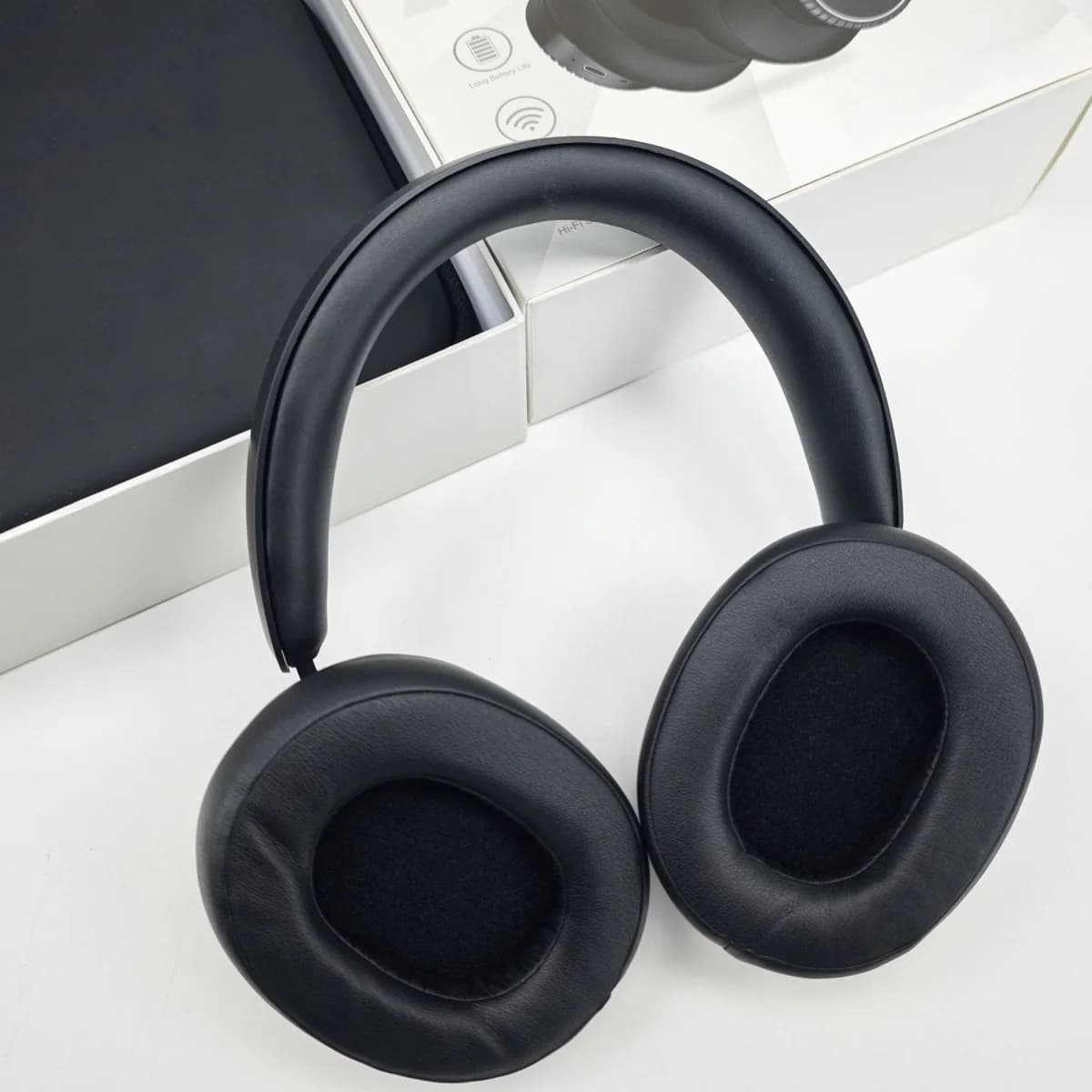 Накладні бездротові Bluetooth-навушники з шумозаглушенням і кейсом